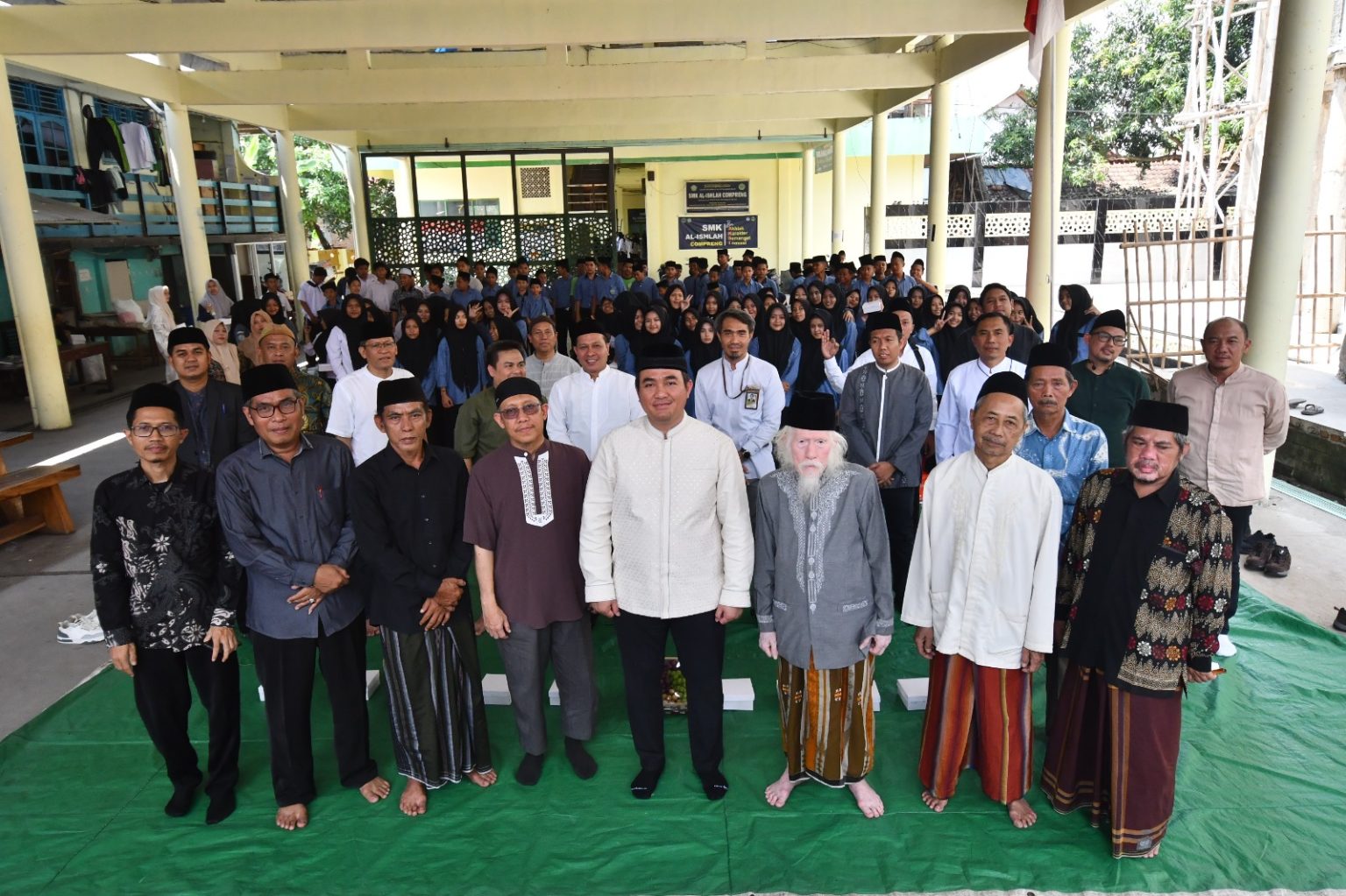 Area Manager Communication, Relation & CSR RU VI Balongan Salurkan Bantuan 50 Juta